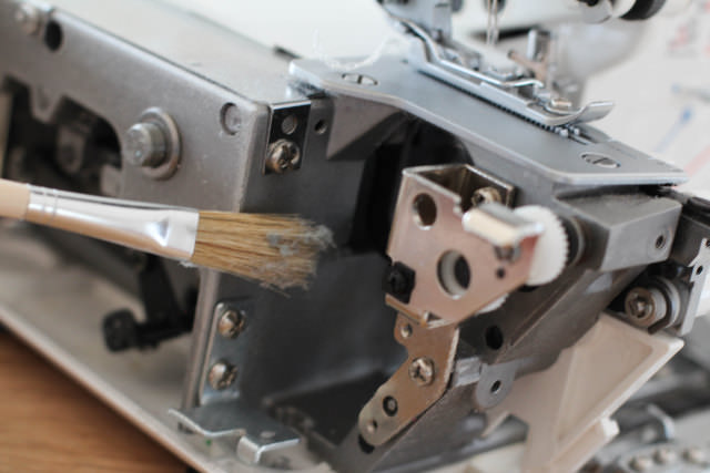overlock-reinigen-mit-pinsel