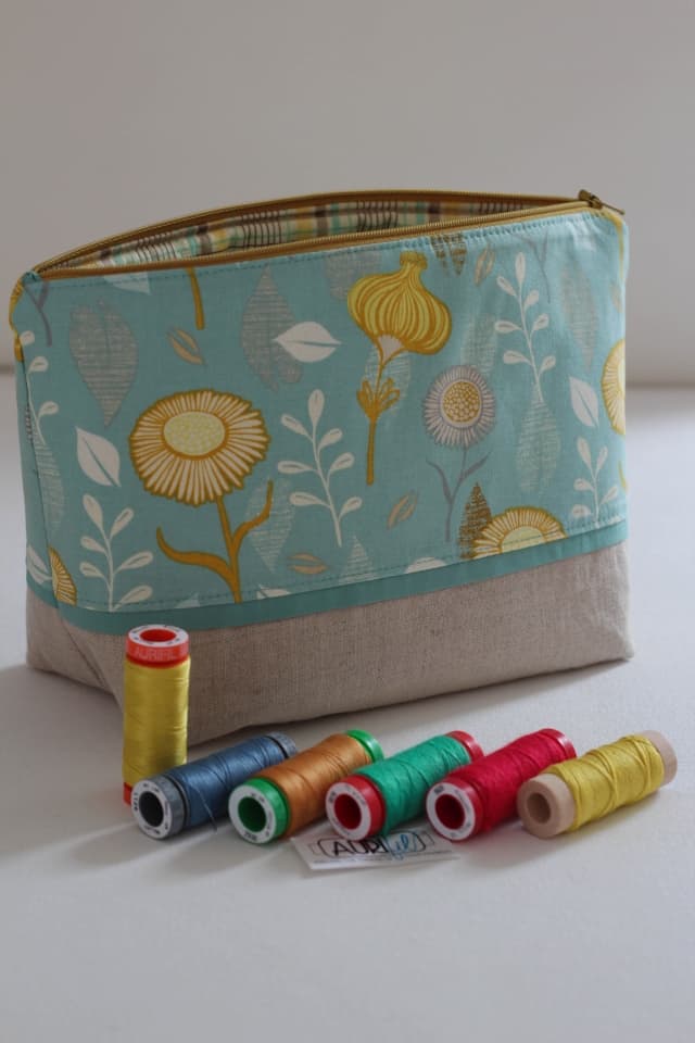 Tasche gelb mit Garnrollen